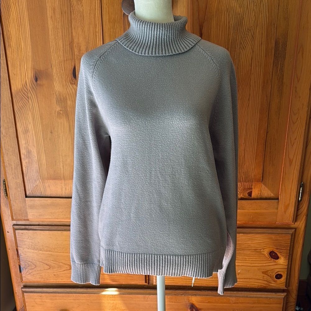 Forever 21 Gray Turtleneck Sweater. Size Small.